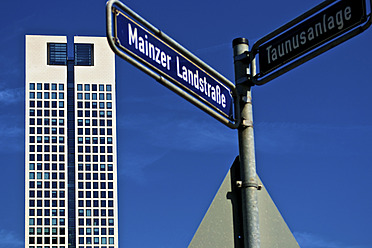 Deutschland, Hessen, Frankfurt, Straßenschild vor einem Hochhaus - MHF000021