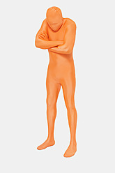 Älterer Mann in orangefarbenem Zentai mit verschränkten Armen - TCF003048