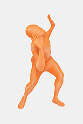 Älterer Mann in orangefarbenem Zentai auf weißem Hintergrund - TCF003049