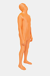 Älterer Mann in orangefarbenem Zentai auf weißem Hintergrund - TCF003051
