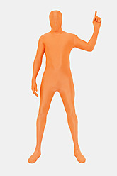 Älterer Mann in orangefarbenem Zentai auf weißem Hintergrund - TCF003053