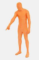 Älterer Mann in orangefarbenem Zentai auf weißem Hintergrund - TCF003057