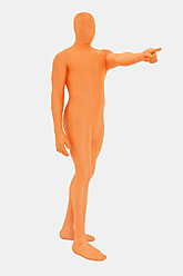 Älterer Mann in orangefarbenem Zentai auf weißem Hintergrund - TCF003063