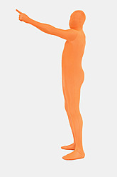 Älterer Mann in orangefarbenem Zentai auf weißem Hintergrund - TCF003064