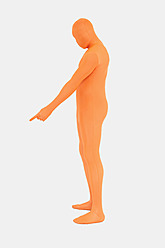 Älterer Mann in orangefarbenem Zentai auf weißem Hintergrund - TCF003065