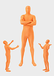 Männer in orangefarbenen Zentai gestikulieren auf weißem Hintergrund - TCF003068