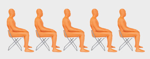 Männer in orangefarbenen Zentai sitzen auf einem Stuhl, Nahaufnahme, lizenzfreies Stockfoto