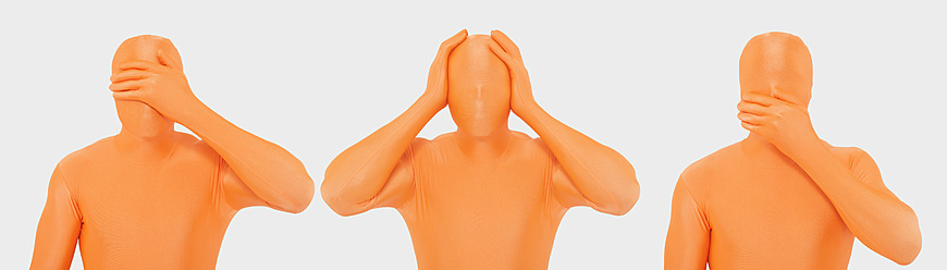 Männer in orangefarbenen Zentai gestikulieren vor weißem Hintergrund - TCF003086