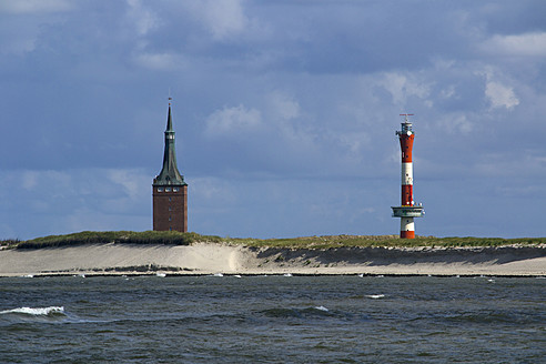 Deutschland, Niedersachsen, Blick auf Leuchtturm und Westturm - MHF000037