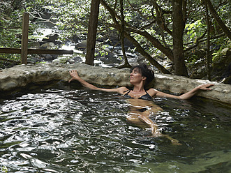 Mittelamerika, Costa Rica, Frau entspannt in heißer Quelle bei Las Pailas - BSCF000201