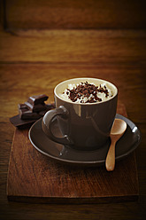 Milchreis mit geriebener Schokolade in der Tasse auf dem Tisch - ECF000164
