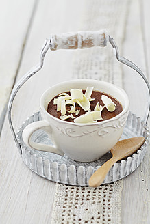 Mousse au Chocolat mit geriebener weißer Schokolade im Becher auf dem Tisch - ECF000165