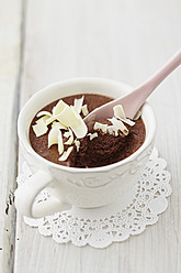 Mousse au Chocolat mit geriebener weißer Schokolade im Becher auf dem Tisch - ECF000166