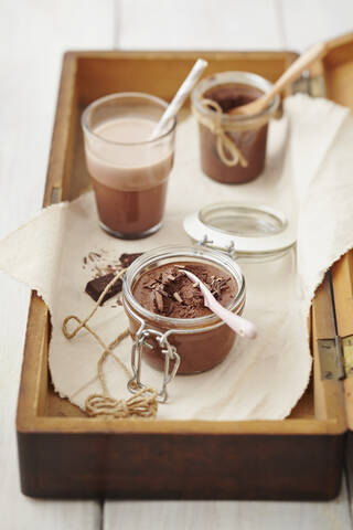 Mousse au Chocolat mit heißer Schokolade auf dem Tisch, lizenzfreies Stockfoto