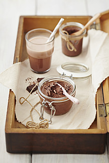 Mousse au Chocolat mit heißer Schokolade auf dem Tisch - ECF000171