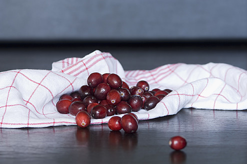 Preiselbeeren mit Küchentuch auf dem Tisch - ASF004690