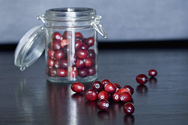 Preiselbeeren in Einmachgläsern auf dem Tisch, Nahaufnahme - ASF004692