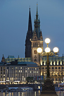 Deutschland, Hamburg, Blick auf die St. Nicolai-Kirche und das Rathaus an der Binnenalster - MZF000001