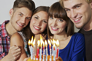 Deutschland, Berlin, Gruppe junger Leute, die Geburtstag feiern - SKF001050