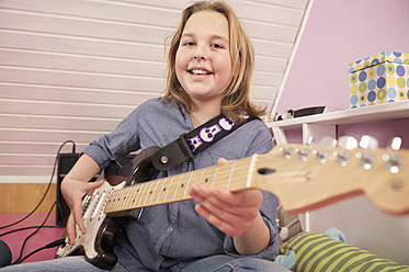 Gitarre spielendes Mädchen, lächelnd, Porträt - RNF001050