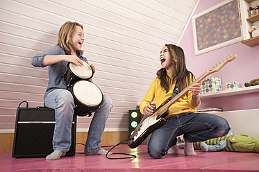 Girls playing guitar and drums, laughing - RNF001093