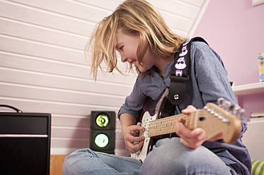 Girl playing guitar, smiling - RNF001058