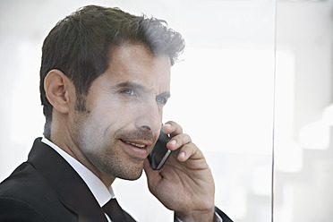 Spanien, Geschäftsmann im Gespräch mit Mobiltelefon - PDYF000289