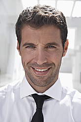 Spanien, Geschäftsmann lächelnd, Porträt - PDYF000353