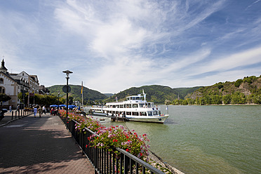 Deutschland, Rheinland Pfalz, Boppard, Blick auf den Rhein mit Boot - CSF015979
