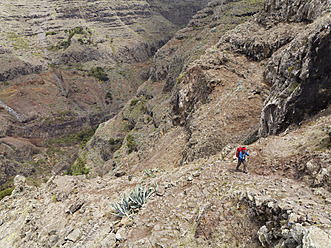 Europa, Spanien, Ältere Frau beim Wandern im Valle Gran Rey - SIEF003037