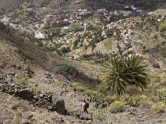 Europa, Spanien, Ältere Frau beim Wandern im Valle Gran Rey - SIEF003038