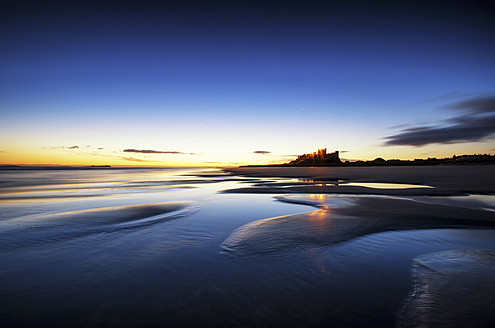 Vereinigtes Königreich, England, Northumberland, Blick auf Bamburgh Castle am Strand - SMAF000028