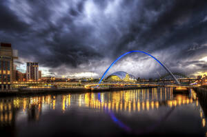 Vereinigtes Königreich, England, Newcastle, Blick auf den Fluss Tyne und die Millenium Bridge - SMAF000031