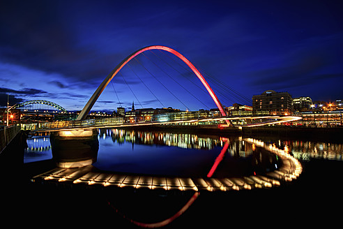 Vereinigtes Königreich, England, Newcastle, Blick auf den Fluss Tyne und die Millenium Bridge - SMAF000029