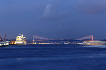 Europa, Türkei, Istanbul, Bosporusbrücke bei Nacht - SIEF003066