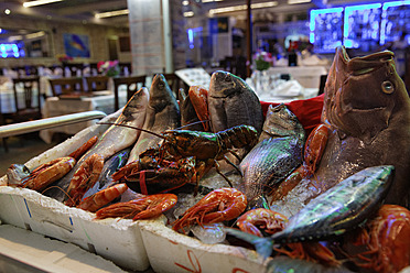 Europa, Türkei, Istanbul, Fischrestaurant auf der Galata-Brücke - SIE003057