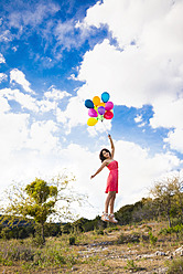 USA, Texas, Junge Frau fliegt mit Luftballons - ABAF000483