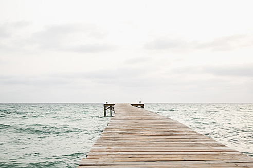 Spanien, Blick auf den Steg am Meer - JKF000008