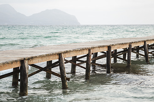 Spanien, Blick auf den Steg am Meer - JKF000009