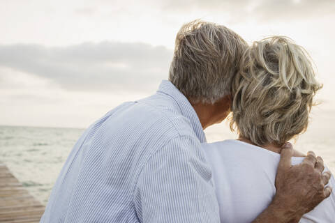 Spanien, Seniorpaar am Meer stehend, lizenzfreies Stockfoto