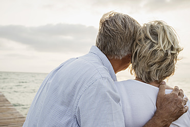 Spanien, Seniorpaar am Meer stehend - JKF000017