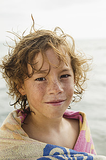 Spanien, Porträt eines Jungen am Atlantik, lächelnd - JKF000081
