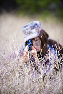 USA, Texas, Young woman with hunting rifle - ABAF000407