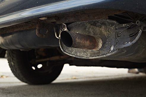 Germany, Bavaria, Rusty exhaust pipe of old car - DSCF000034