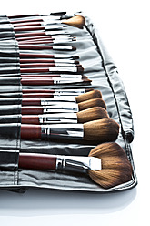 Make-up-Pinsel-Set auf weißem Hintergrund - MAEF005273