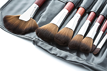 Make-up-Pinsel-Set auf weißem Hintergrund - MAEF005274