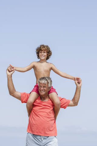 Spanien, Großvater trägt Enkel auf der Schulter, lizenzfreies Stockfoto