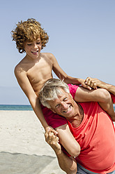 Spanien, Großvater trägt Enkel auf der Schulter - JKF000102