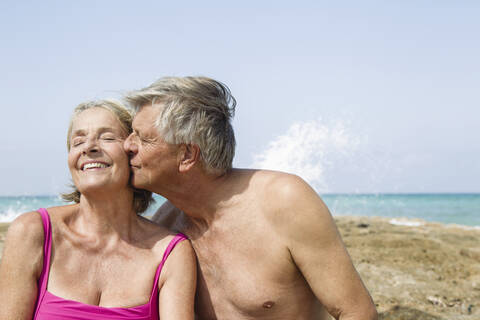 Spanien, Senior Mann küsst Frau, Nahaufnahme, lizenzfreies Stockfoto