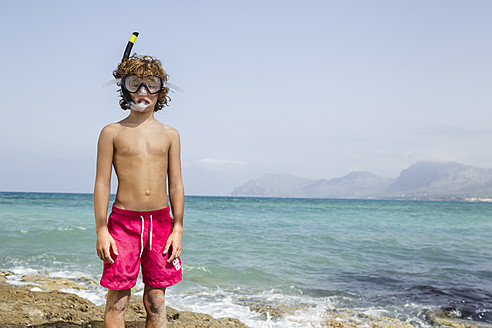 Spanien, Junge mit Tauchausrüstung am Strand - JKF000143